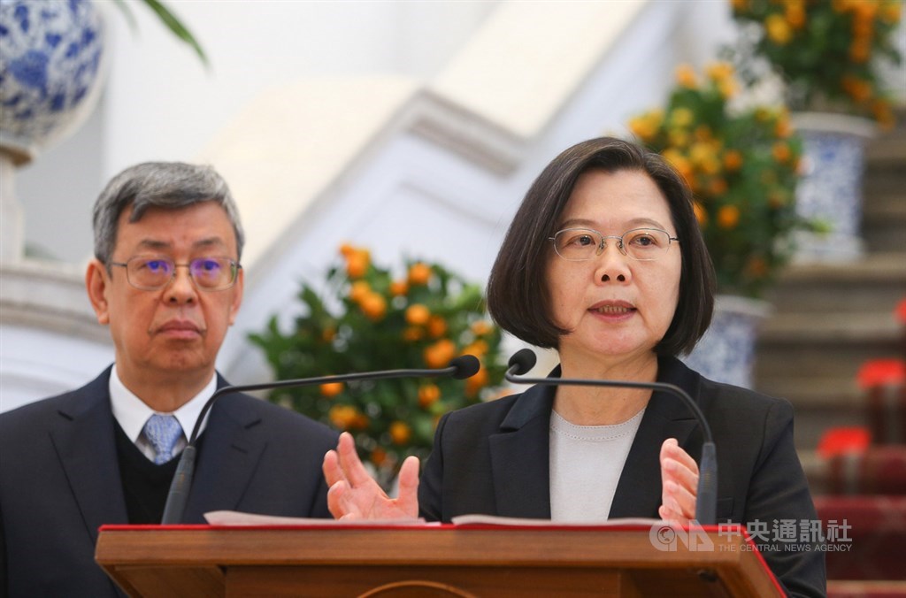 針對武漢肺炎疫情,總統蔡英文(右)22日上午發表敞廳談話,希望中國能夠善盡國際責任,讓疫情公開透明,並呼籲WHO不應因為政治的因素排除台灣。左為副總統陳建仁。中央社記者謝佳璋攝 109年1月22日