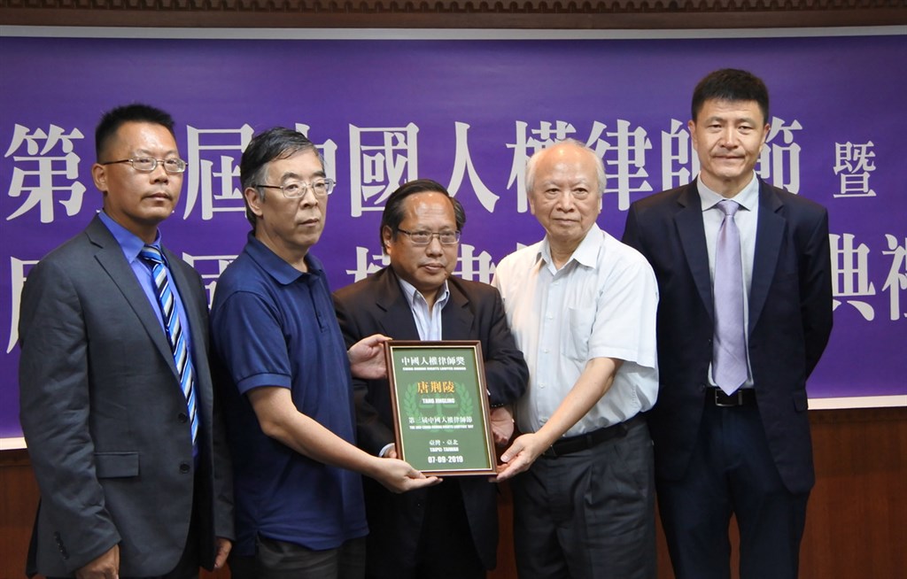 學者滕彪(左1)投身維權運動,很清楚如果回中國就會被逮捕,因此選擇在海外發展。他自言有「倖存者負罪感」,在海外繼續為改善中國人權而努力。圖為2019年7月他在台北,參加他所發起的中國律師節活動。(檔案照片)中央社 109年1月22日