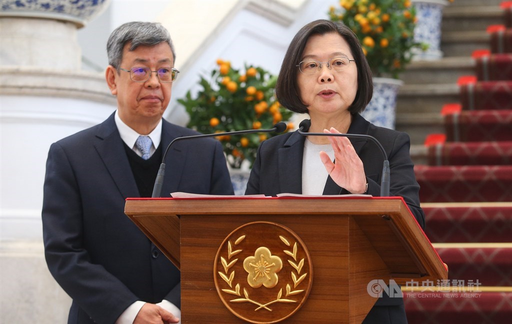 總統蔡英文(右)、副總統陳建仁(左)22日在敞廳發表談話,說明武漢肺炎疫情和政府準備工作等相關防疫措施。中央社記者謝佳璋攝 109年1月22日