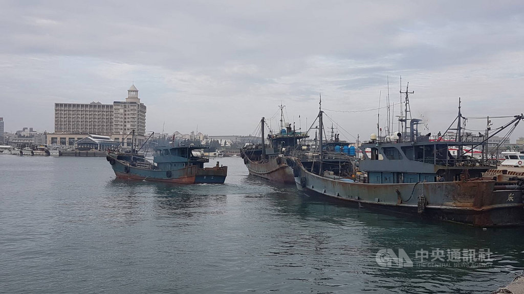 艦隊分署澎湖海巡隊查扣的4艘越界中國大陸漁船和油補船,在裁罰新台幣810萬元後,連同查扣中的抽砂船上2隻狗,22日一併驅離出境。(澎湖海巡隊提供)中央社 109年1月22日
