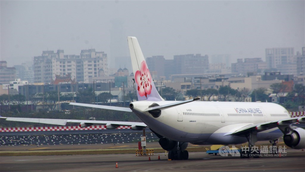 中國武漢肺炎疫情擴大,中華航空22日宣布取消2月10日到2月27日的CI541/CI542 桃園來回武漢航班。(中央社檔案照片)