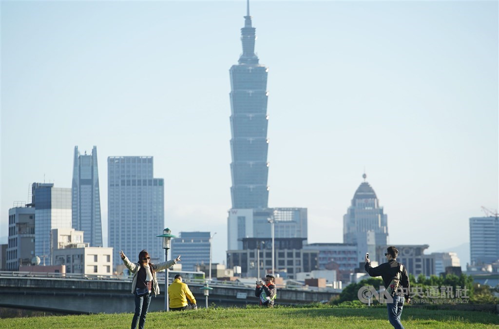 中央氣象局22日表示,春節7天連假,天氣呈現先暖後冷的趨勢,23日到25日溫暖舒適,26日天氣轉變,下雨機率提高,27日到29日各地明顯轉冷且有短暫雨。(中央社檔案照片)