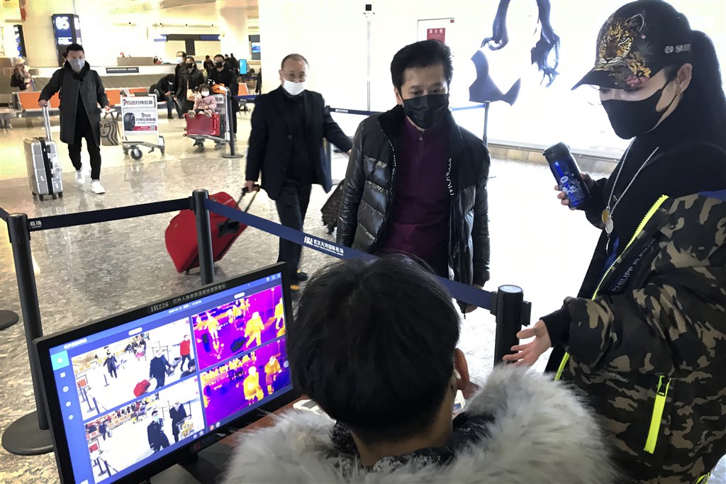 美國疾病管制暨預防中心21日確認,發現第一起2019新型冠狀病毒肺炎病例。這起病例是在華盛頓州西雅圖發現,患者曾前往中國武漢。圖為武漢天河國際機場進行檢疫。(美聯社)