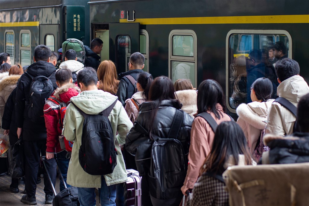 在2019新型冠狀病毒肺炎疫情連環爆的同時,被稱為「地球上最大規模的人口遷徙」的中國春運已在10日悄然開始。(中新社提供)