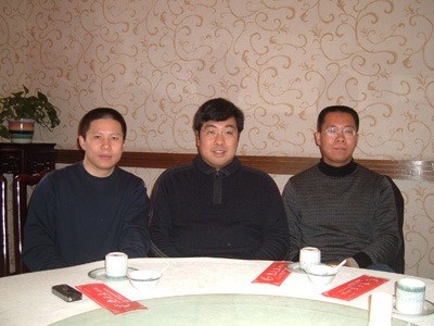 滕彪、俞江和許志永(由右至左)3人是北京大學法學院博士班同學,在2003年曾一同上書促成當局廢止收容遣送制度,但此後維權之路越來越窄,3人中有兩人在海外,許志永則在2020年初在中國國內展開逃亡,躲避警察追捕。圖為3人聚餐,時間約在2006年前後。(滕彪提供)