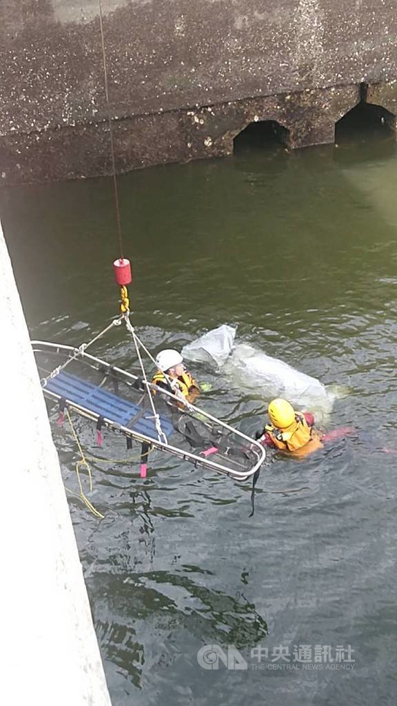 台中三井OUTLET北側碼頭海面22日被發現有一具浮屍,消防隊獲報到場確認死者為男性,警方正清查死者身分,並釐清意外發生原因。(台中港務消防隊提供)中央社記者蘇木春傳真 109年1月22日