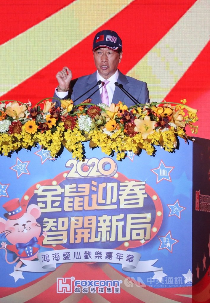 鴻海集團22日在南港展覽館舉行愛心嘉年華會,鴻海創辦人郭台銘(圖)致詞表示,武漢肺炎傳染性強,他會與集團主管討論在中國大陸駐地員工是否回去復工,建議員工過年最好不要到中國大陸。中央社記者裴禛攝 109年1月22日