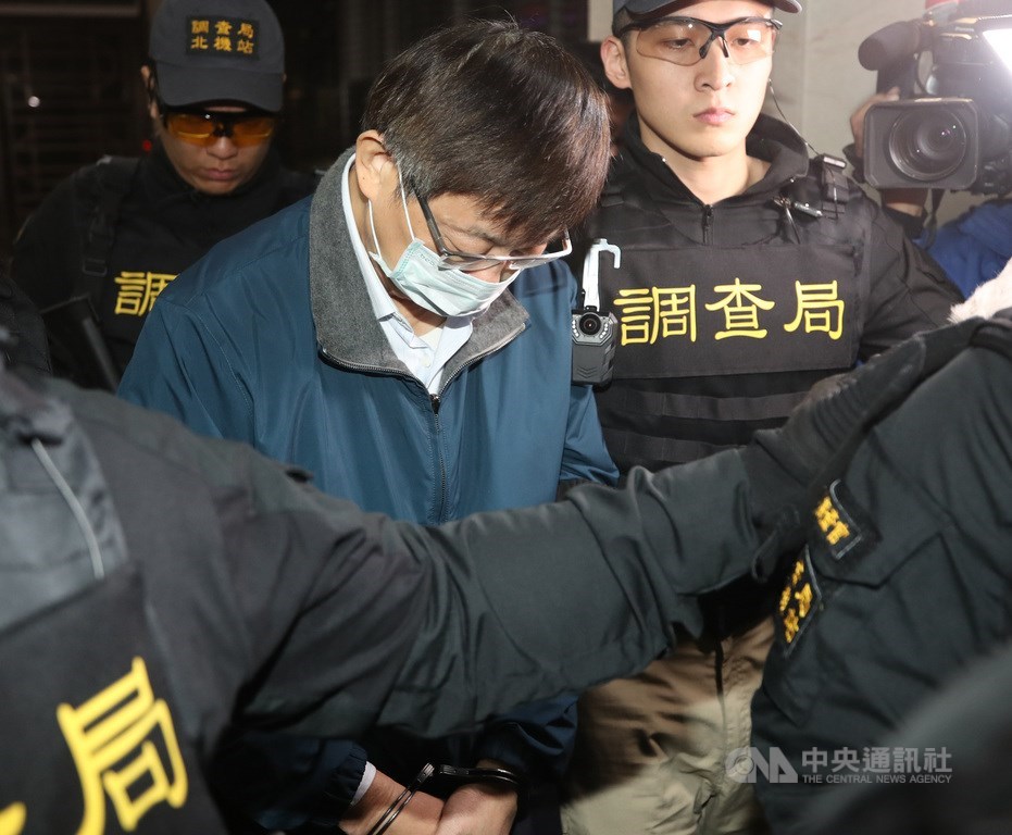 潤寅詐貸案,負責人楊文虎(藍衣者)逃亡美國,被北檢發布通緝,調查局北機站21日下午終於將楊文虎押解歸案,楊文虎進入北檢時對媒體提問不發一語。中央社記者張新偉攝 109年1月21日