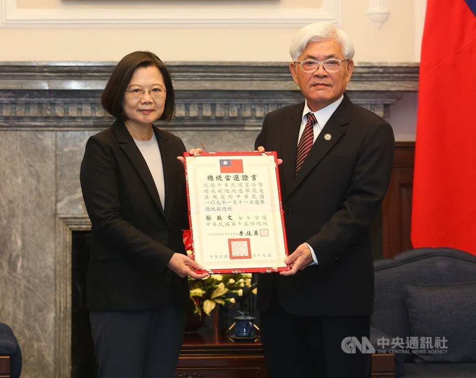 中選會主委李進勇(右)22日前往總統府,致送第15任總統當選證書給總統蔡英文(左)。中央社記者謝佳璋攝 109年1月22日