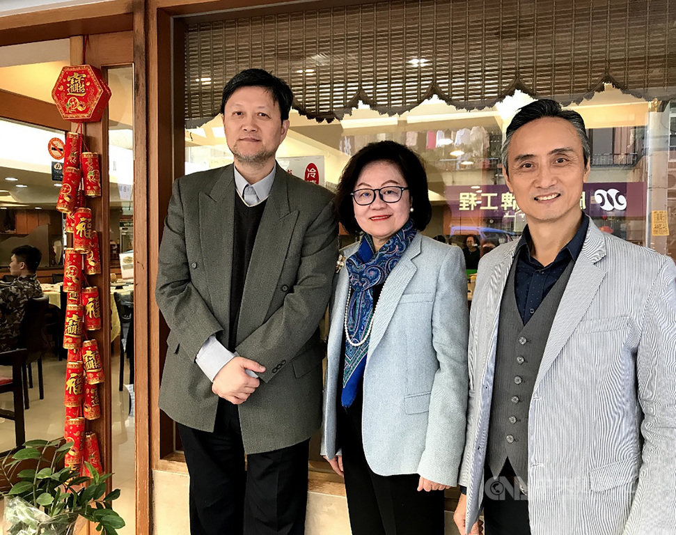 台北市立交響樂團(TSO)團長何康國(左起)表示,今年特別安排「與250歲的貝多芬相約在週日」音樂饗宴,鋼琴家陳郁秀與男中音巫白玉璽將為樂迷帶來動人演出。(北市交提供)中央社記者趙靜瑜傳真 109年1月22日