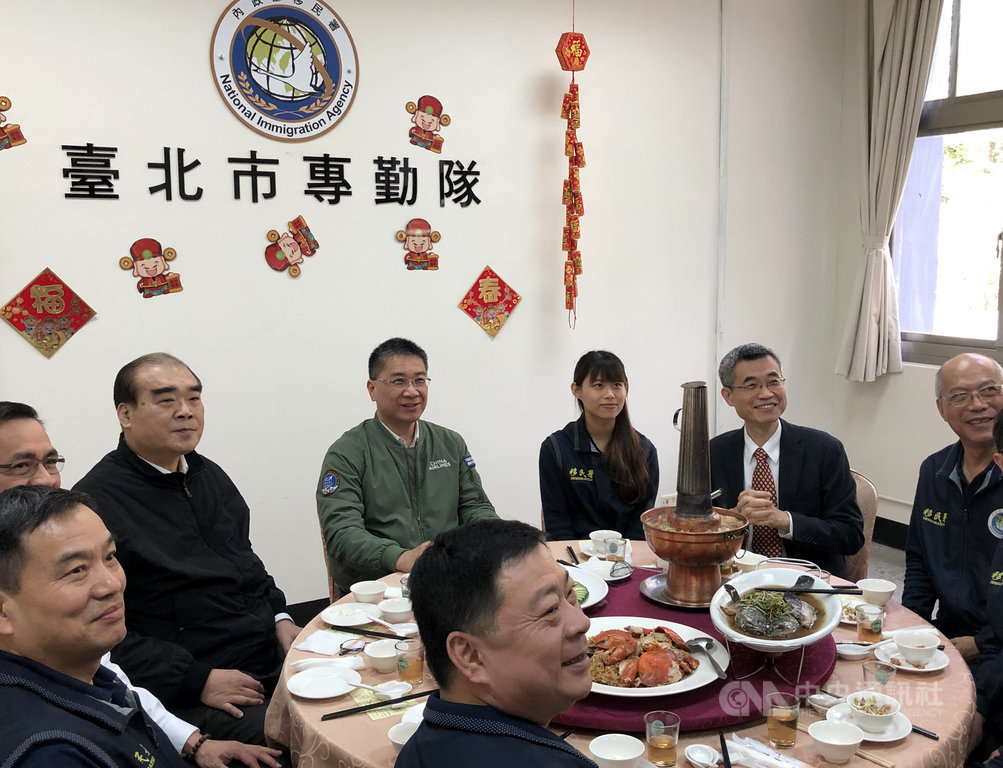 內政部長徐國勇(左4)23日赴移民署北區事務大隊台北市專勤隊,與因執勤而無法返鄉的移民署人員圍爐,慰勉基層人員辛勞。同桌的還有移民署長邱豐光(左3)等人。中央社記者侯姿瑩攝 109年1月23日