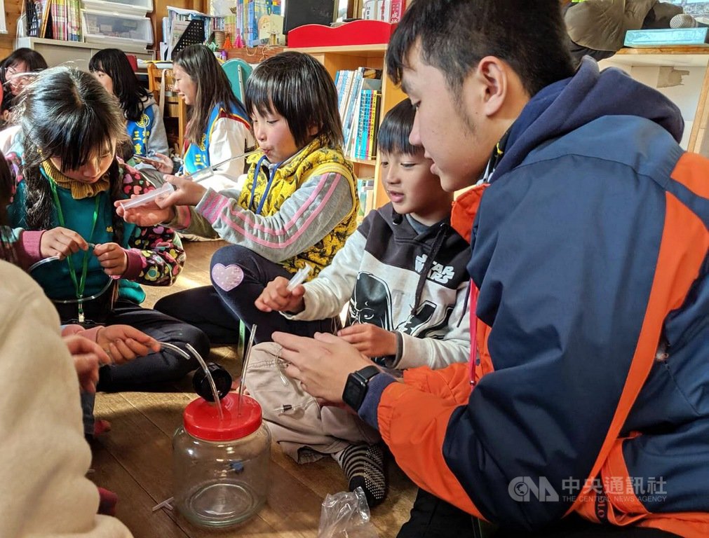 新北市政府教育局23日以新聞稿表示,市立三重高中前進新竹縣新光國小司馬庫斯實驗分班推廣閱讀,舉辦生態科學冬令營,教導學童做真空罐等科學實驗。(市府教育局提供)中央社記者黃旭昇新北傳真 109年1月23日