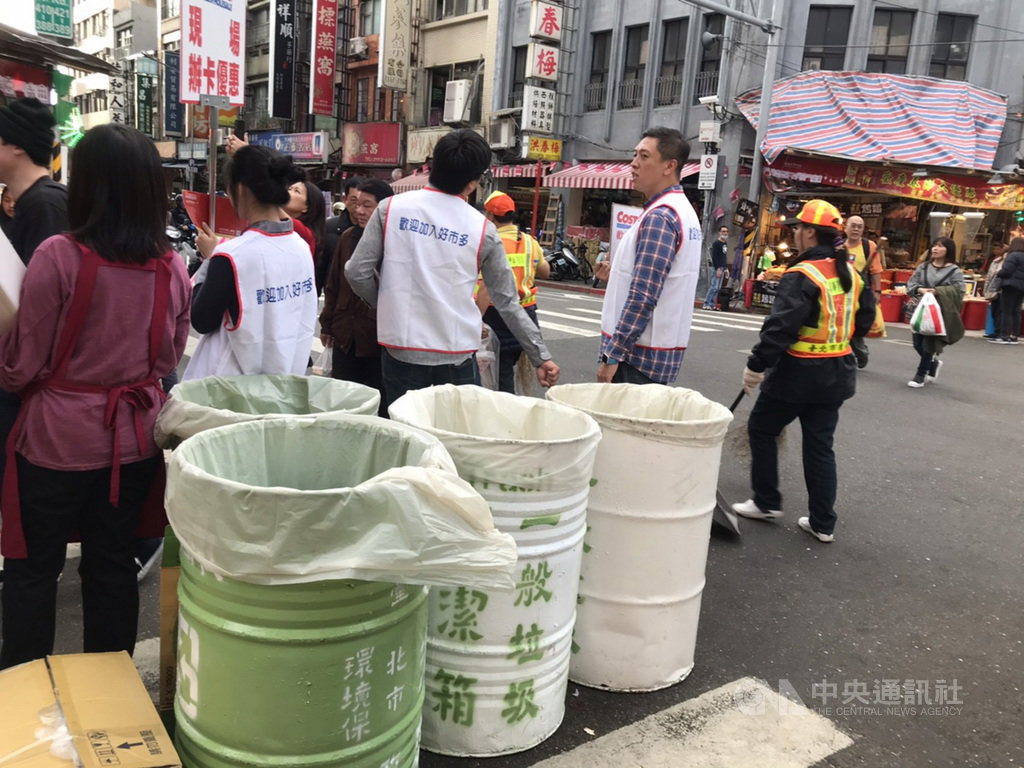 迪化街年貨大街除設置垃圾桶外,更有環保局人員及巡守隊員時時察看環境,活動結束後也會立即清掃,這幾年恢復市容速度越來越快,擺脫「年禍」稱號。中央社記者陳怡璇攝 109年1月23日