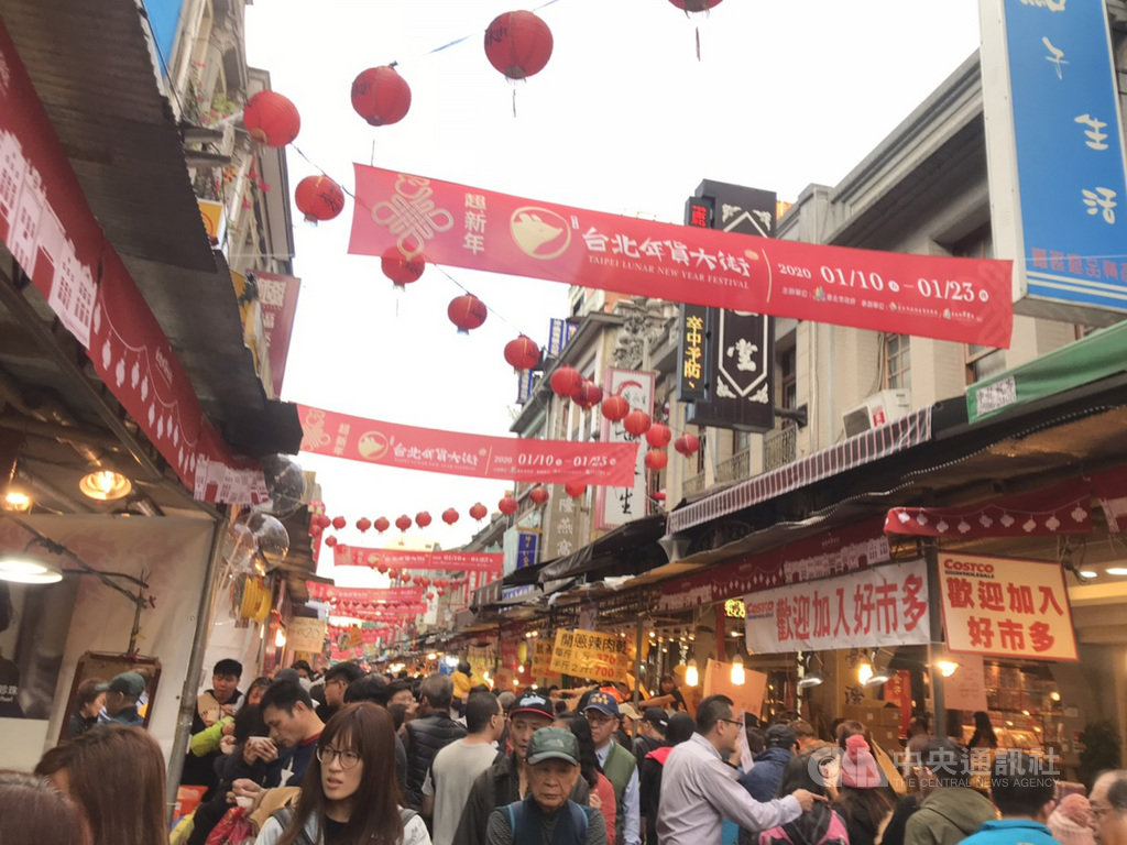 迪化街年貨大街盡力改進攤商品質,讓百年老街不再背負「年禍大街」惡名,希望讓感受年味的民眾逛得自在舒服。中央社記者陳怡璇攝 109年1月23日