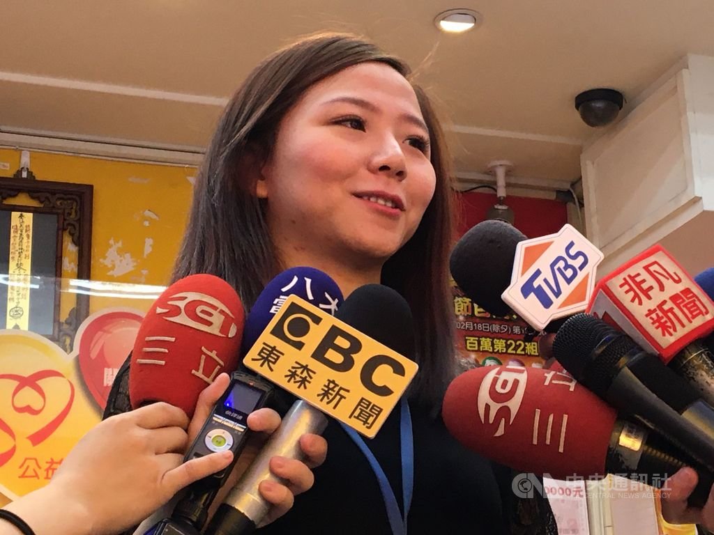 新北市蘆洲區一家彩券行有民眾買刮刮樂彩券刮出大獎,經銷商劉小姐表示目前業績成長2成,相信未來生意會更好。中央社記者鍾榮峰攝 109年1月23日