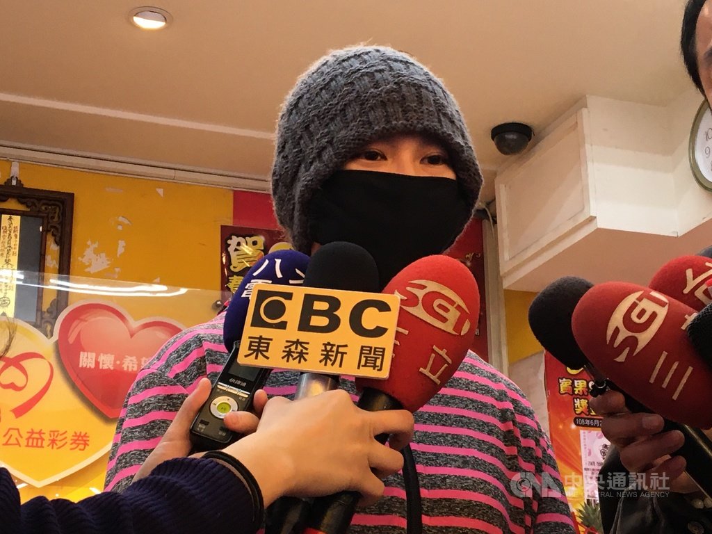一名30歲幼稚園老師在新北市蘆洲彩券行刮中200萬元加上賓士車大獎,23日上午在彩券行現身說法,難掩興奮。中央社記者鍾榮峰攝 109年1月23日