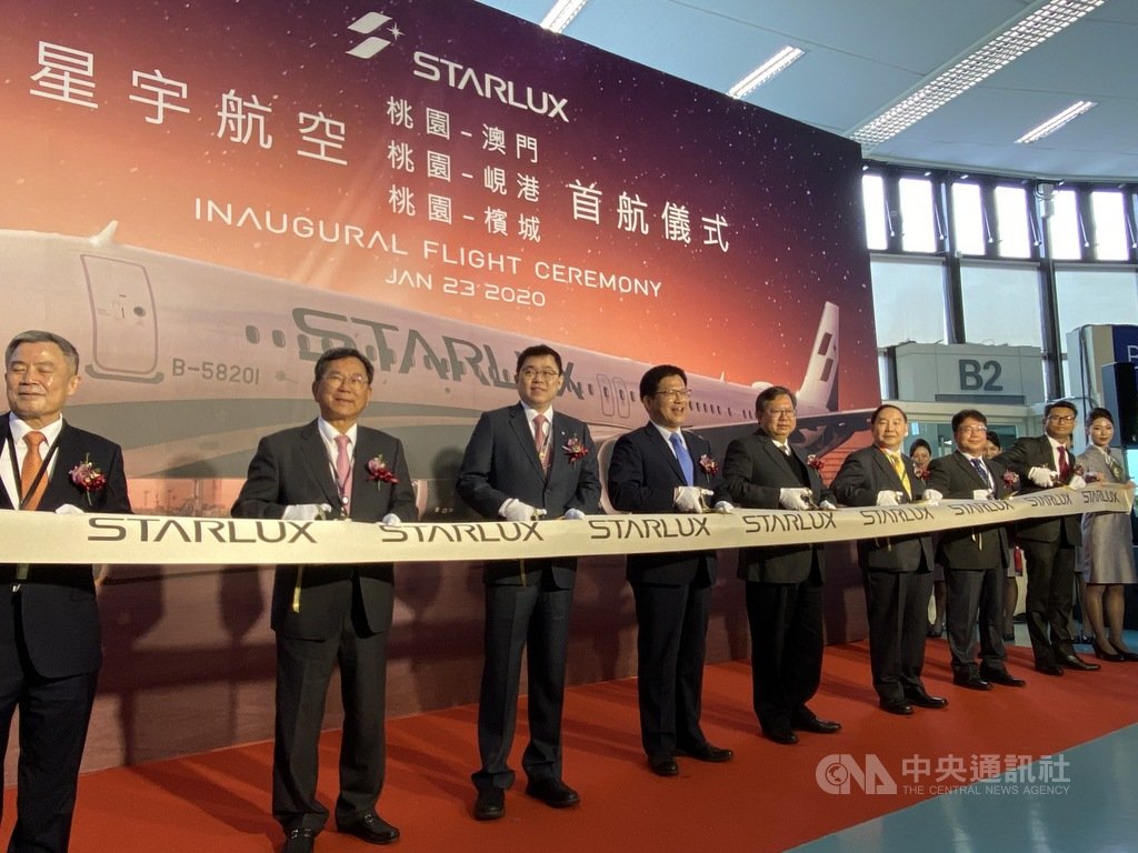 星宇航空23日在桃園國際機場舉行3航線首航典禮,交通部長林佳龍(左4)、桃園市長鄭文燦(左5)與星宇航空董事長張國煒(左3)等人共同主持剪綵儀式。中央社記者邱俊欽桃園機場攝 109年1月23日