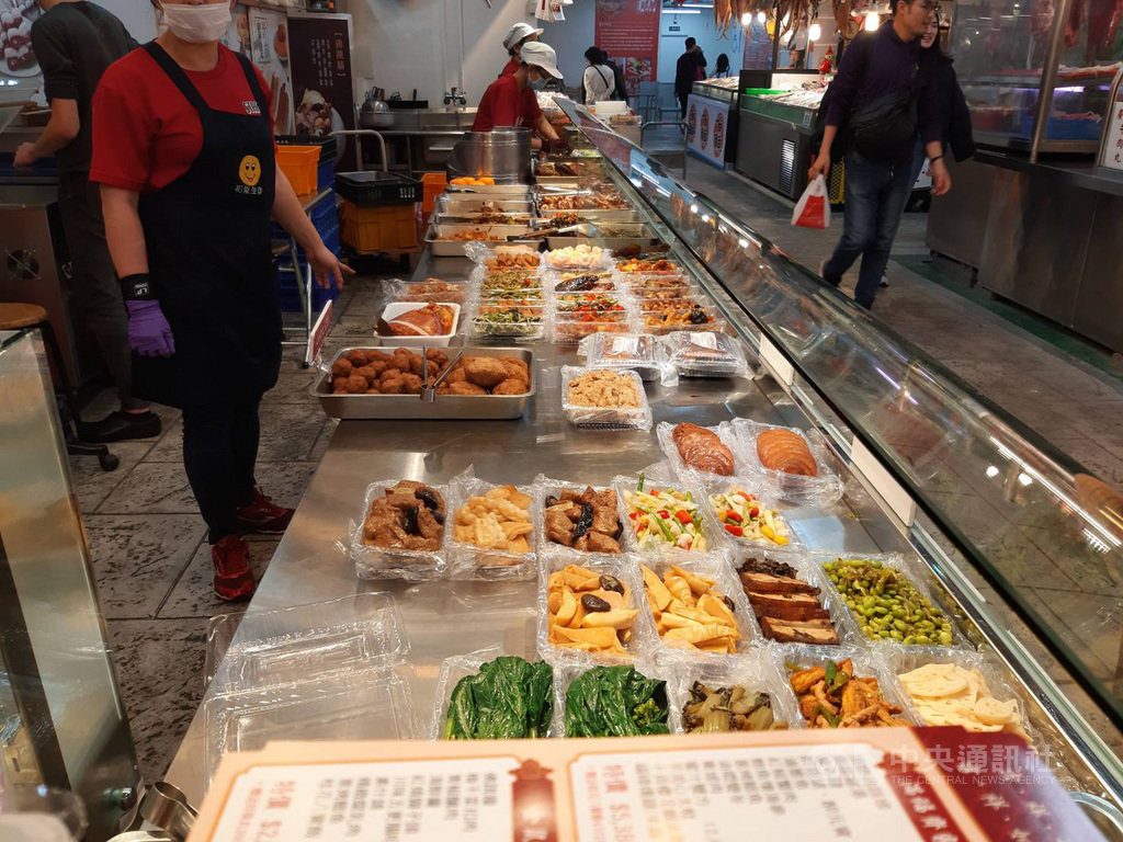 「上市場」買菜是多數人共同的生活經驗,南門市場不只勾起老台北人的美味回憶,熟食更是受到上班族喜愛。中央社記者潘智義攝 109年1月23日