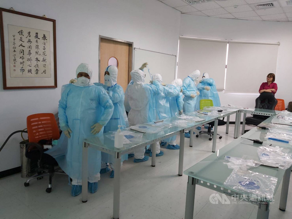 台東縣衛生局23日接獲醫院通報疑似武漢肺炎病例,一名55歲婦女目前以負壓隔離病房收治,發燒已退,台東各醫院也陸續加強防疫措施。圖為衛生福利部台東醫院22日防疫演練。(台東醫院提供)中央社記者盧太城台東傳真 109年1月23日