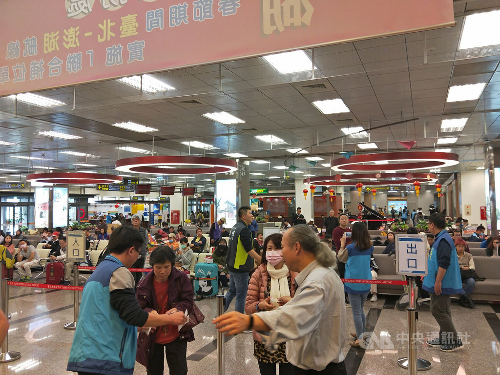 農曆春節連續假期,台澎航線疏運班班客滿,台北航線23日也啟動C130軍機來疏運候補旅客返鄉過年。(澎湖縣政府提供)中央社 109年1月23日