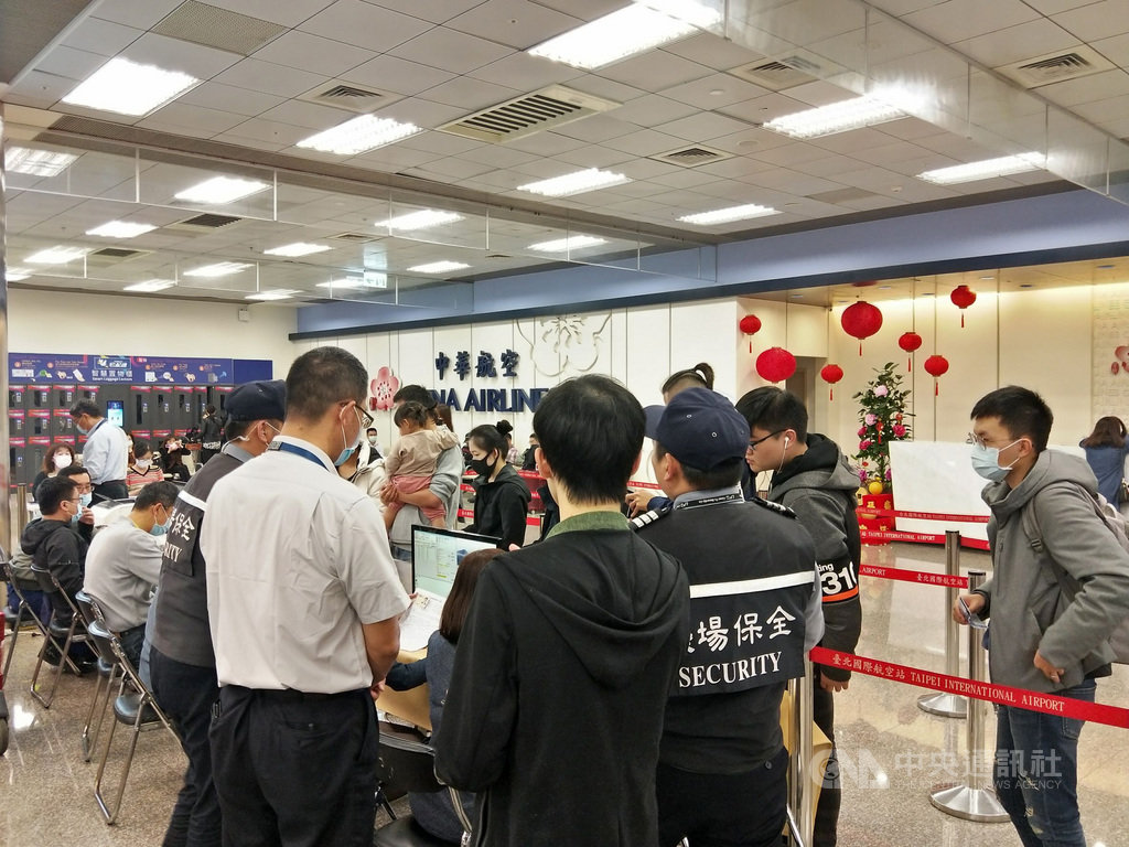 春節連續假期23日登場,台澎航線進入疏運高峰,各機場出現候補人潮,台北航線也啟動C130軍機來疏運候補旅客返鄉過年。(澎湖縣政府提供)中央社 109年1月23日