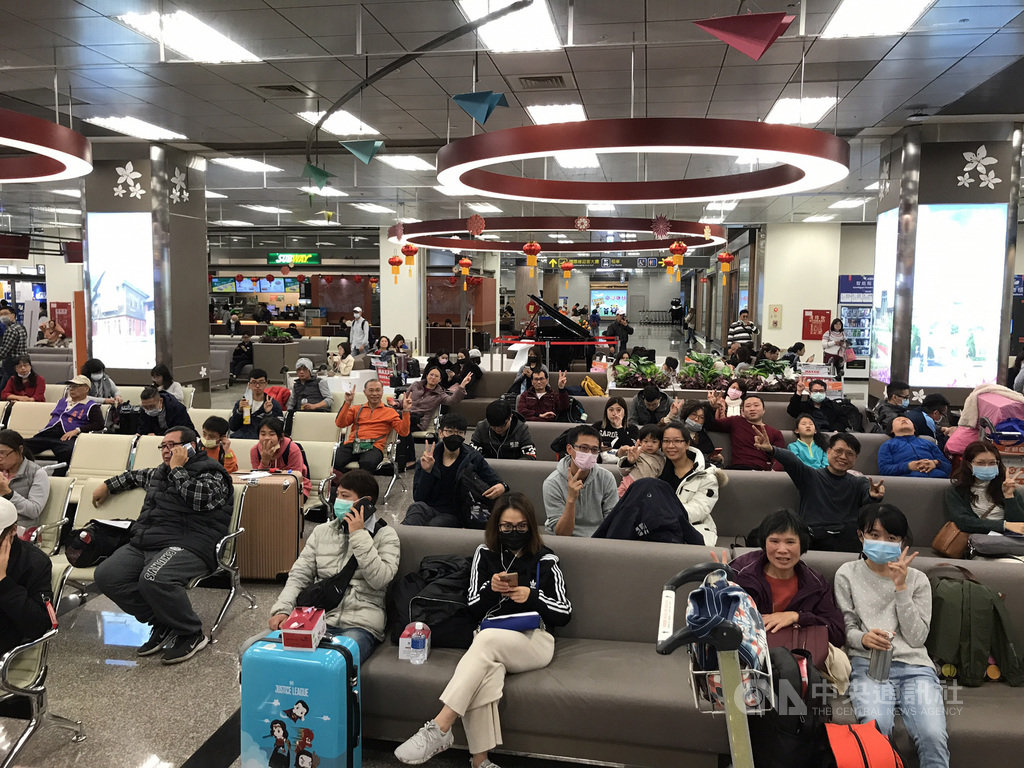 春節連續假期23日登場,台澎航線班班客滿,台北、台中和高雄等機場都出現候補人潮,台北航線也啟動C130軍機來疏運候補旅客。(澎湖縣政府提供)中央社 109年1月23日