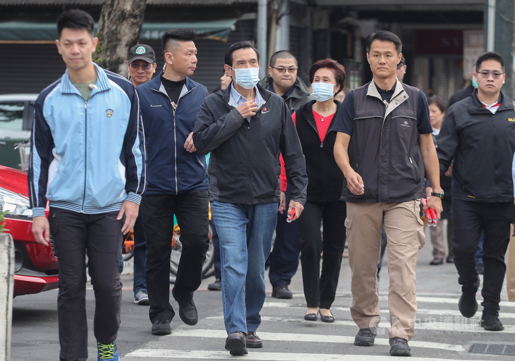 前總統馬英九(前中)與大姊馬以南(右3)23日上午前往台北市興隆市場採買年菜,因應武漢肺炎疫情,兩人戴上口罩,並在市場發送口罩宣導防疫。中央社記者裴禛攝 109年1月23日