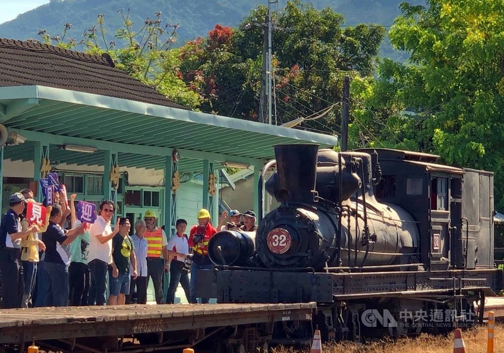 阿里山林業鐵路編號SL-32蒸汽火車108年6月間吊運至竹崎車站,由柴油機車牽引至嘉義車庫園區。未來部分整修後,仍作為展示使用。中央社記者黃國芳攝 109年1月23日