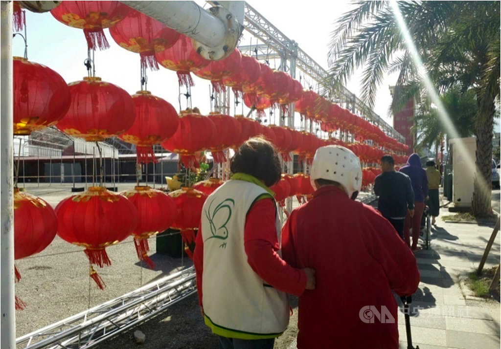 花蓮黎明教養院為春節留宿院生安排出遊活動,照護員帶著院生逛年貨大街。(黎明教養院提供)中央社記者張祈傳真 109年1月23日