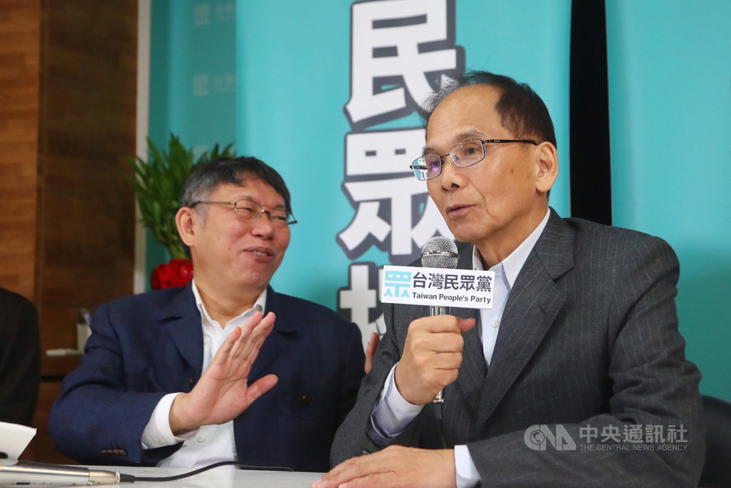 民進黨不分區立委當選人游錫堃(右)23日晚間拜訪台灣民眾黨主席柯文哲(左),游錫堃表示此行主要是來拜年及請益,柯文哲則稱游錫堃太客氣了。中央社記者王騰毅攝 109年1月23日