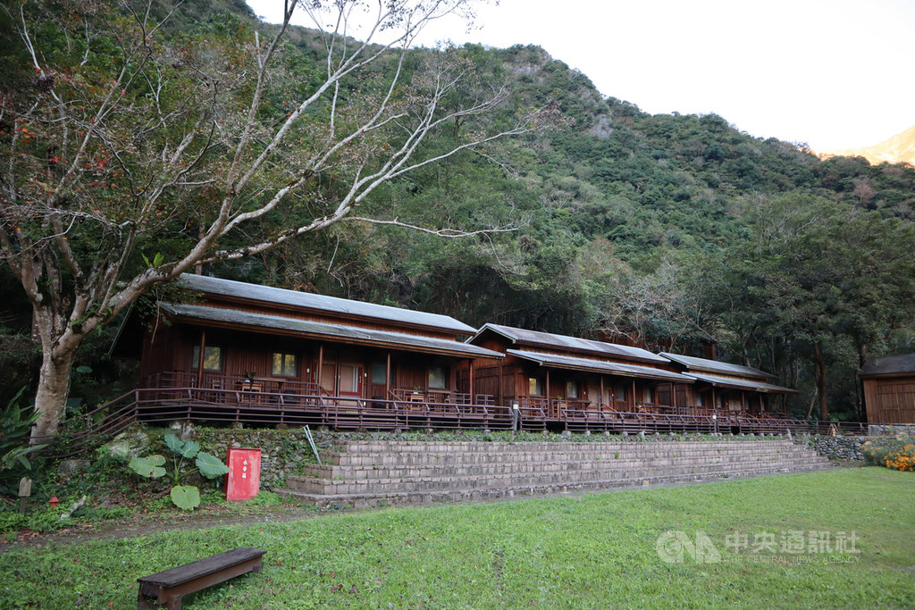 太魯閣布洛灣的山月村每間房均有前廊的木屋,座落在大片綠草地旁,猶如世外桃源。山月村主打讓遊客在太魯閣的山谷中享受「發呆」,不但吸引國人到訪,連許多外國觀光客都慕名前來體驗。中央社記者李先鳳攝 109年1月23日
