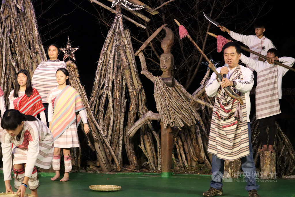 太魯閣布洛灣山月村號稱「村長」的負責人鄭明岡(前右)並非原住民,但每晚均安排原住民晚會節目與遊客同歡,參與表演者都是山月村的員工及員工子女,鄭明岡也帶頭表演,像是大家庭般融洽溫暖。中央社記者李先鳳攝 109年1月23日