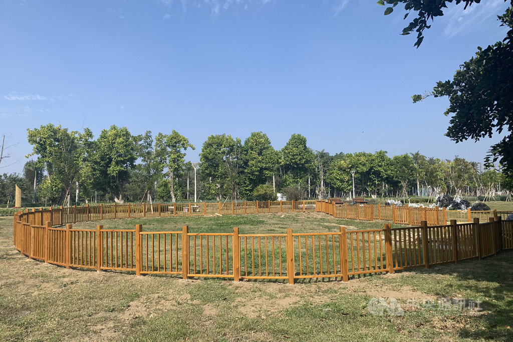 台南山上花園水道博物館規劃寵物專屬遊憩區,讓毛小孩可以在特定區域內與飼主同樂。中央社記者楊思瑞攝 109年1月23日