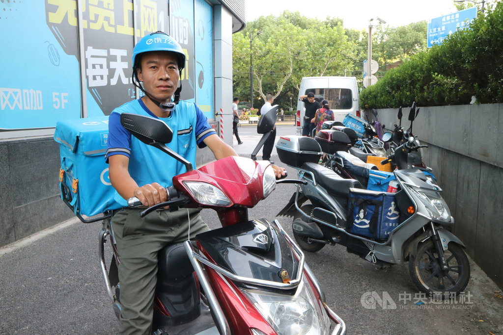 中國外賣騎手人數逾百萬,在風吹日曬下使命必達成了鮮明的職業形象。圖為餓了麼外送員張大民,他認為相較一般服務業,當外送員比較自由,這份工作對他來說「挺不錯的」。中央社記者陳家倫上海攝 109年1月23日