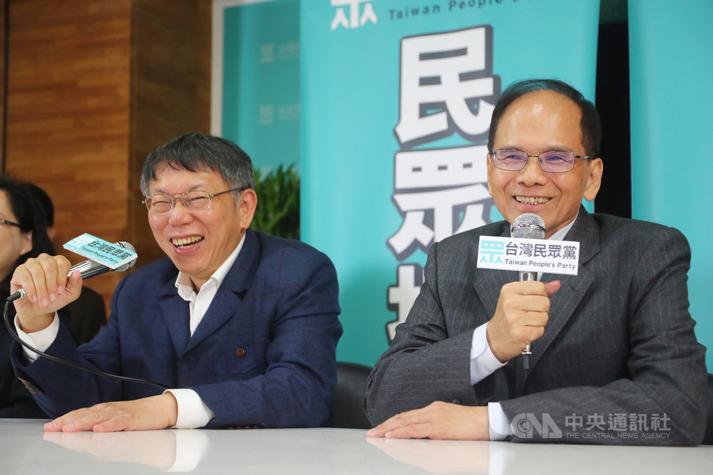 民進黨不分區立委當選人游錫堃(右)23日晚間拜訪台灣民眾黨主席柯文哲(左),游錫堃表示,適逢春節期間,特別來向柯文哲拜年及請益。中央社記者王騰毅攝 109年1月23日