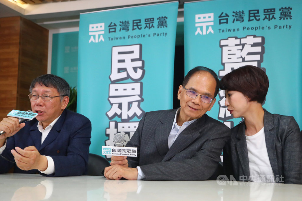 民進黨不分區立委當選人游錫堃(中)23日晚間在立委陳亭妃(右)等人陪同下拜訪台灣民眾黨主席柯文哲(左),接受媒體提問時,游錫堃與陳亭妃交換意見。中央社記者王騰毅攝 109年1月23日