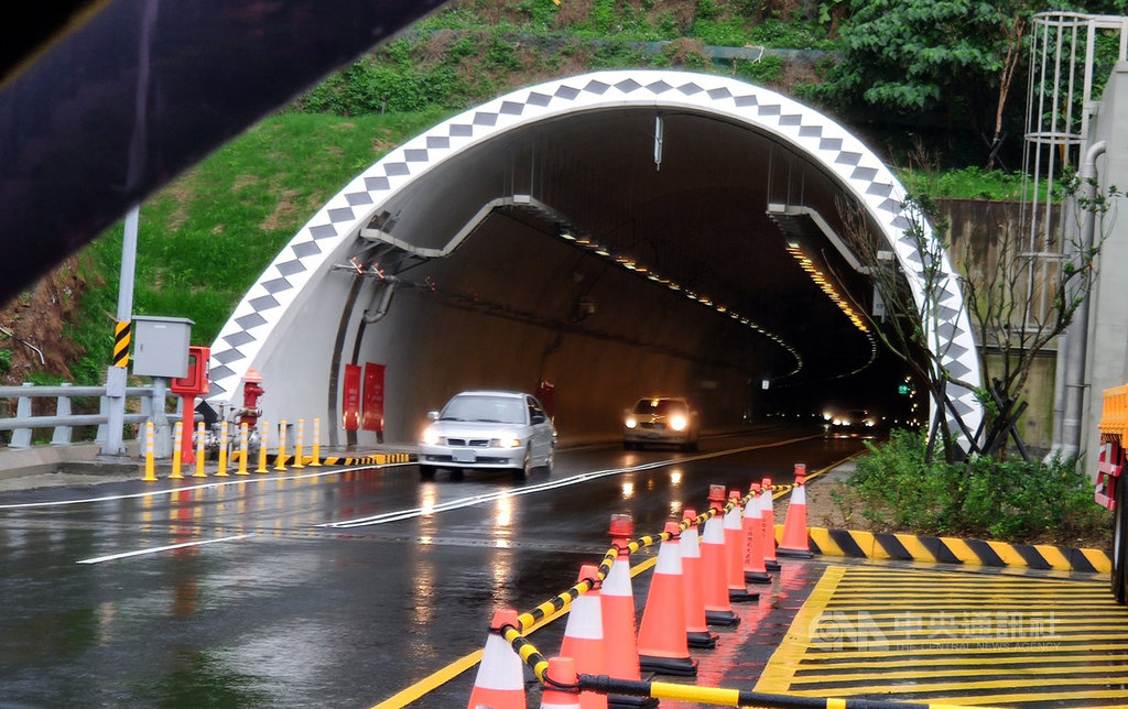 春節連續假日登場,南迴改南下、北上車流量增加,不過因南迴公路台東段全面拓寬3至4線道,草埔隧道車流順暢。中央社記者盧太城台東攝 109年1月23日