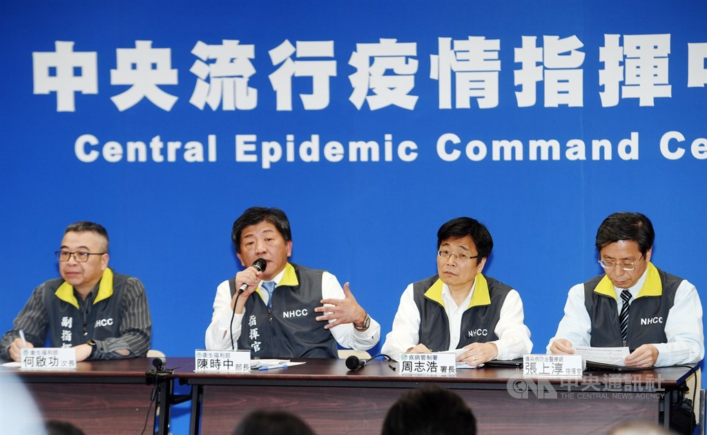 因應中國武漢肺炎疫情,中央流行疫情指揮中心23日舉行記者會,傳染病防治醫療網指揮官張上淳(右起)、疾管署長周志浩、衛福部長陳時中、次長何啟功出席,宣布將指揮中心疫情等級提升到第二級。中央社記者施宗暉攝 109年1月23日