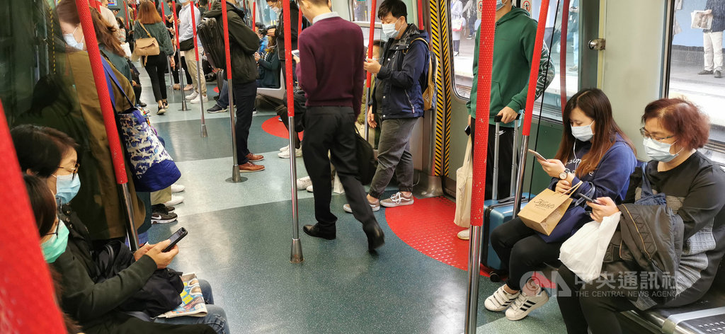 隨著香港出現兩宗武漢肺炎高度疑似個案,曾歷經SARS衝擊的港人猶如驚弓之鳥,紛紛預作防疫。圖為23日上午東鐵車廂內大部分乘客戴上醫用口罩。中央社記者張謙香港攝 109年1月23日