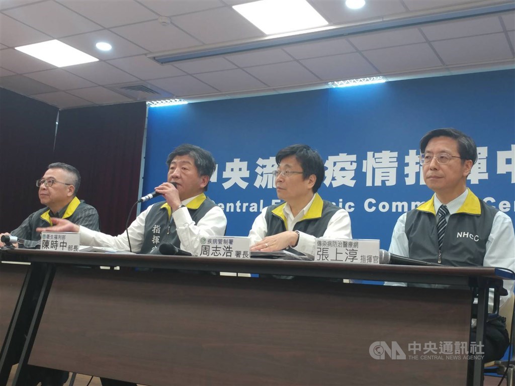 中國武漢肺炎疫情延燒,中央流行疫情指揮中心23日下午召開記者會,宣布防疫等級升級至二級開設,由衛福部長陳時中(左2)等人出面說明。中央社記者施宗暉攝 109年1月23日