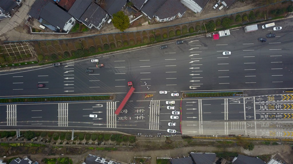 武漢23日宣布封城後,鄰接武漢的湖北省黃岡市、鄂州市和赤壁市也都宣布封城。圖為湖北高速公路口封閉。(中新社提供)