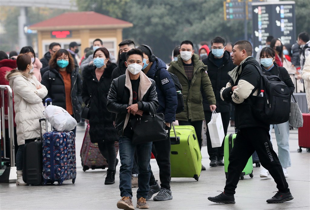 武漢肺炎疫情蔓延。圖為22日武漢漢口火車站附近不少人戴著口罩。(中新社提供)