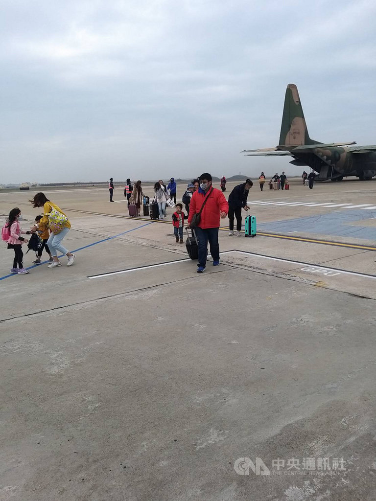 農曆春節連續假期展開,台澎航線進入疏運高峰,空軍C130軍機23日也啟動1航班,協助民眾返鄉過年。(澎湖航站提供)中央社 109年1月23日