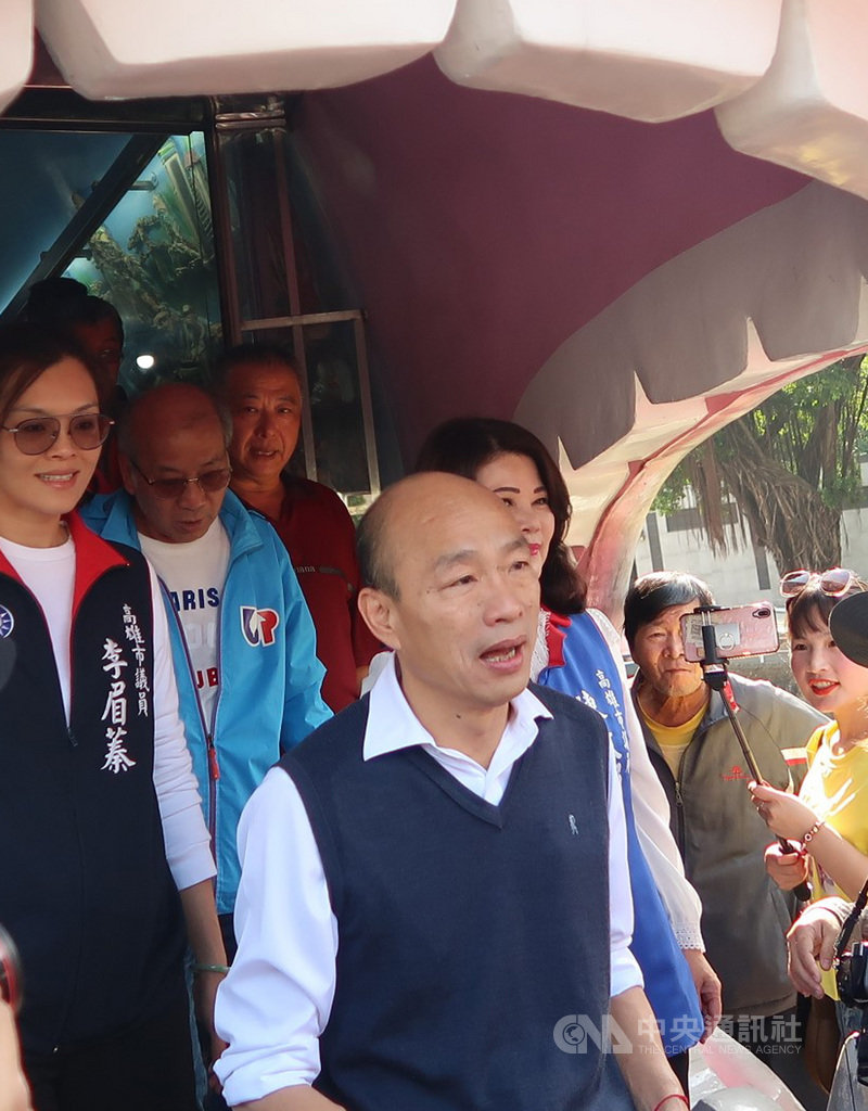 高雄市長韓國瑜(前)23日走訪蓮池潭風景區時表示,過年沒有出國計畫,會利用過年休息,把心靜下來,並陪長輩吃年夜飯。中央社記者王淑芬攝 109年1月23日