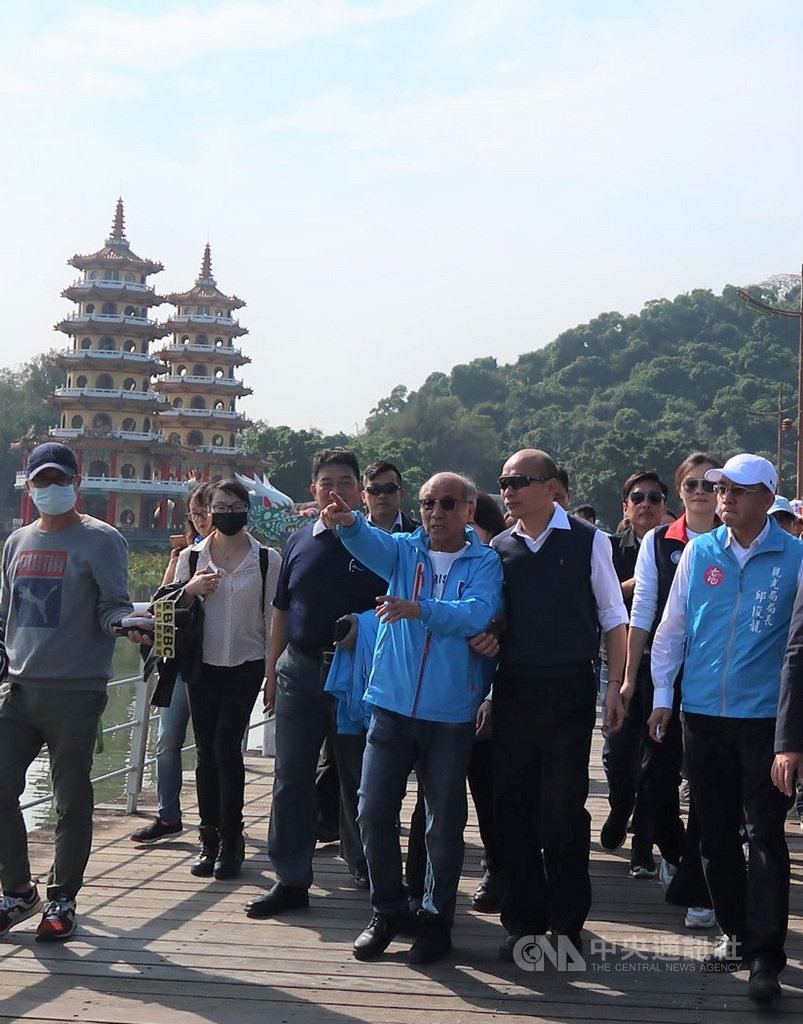 高雄市長韓國瑜(前右2)23日走訪蓮池潭風景區,並行銷沿線觀光景點,邀民眾到高雄走春、欣賞高雄燈會。中央社記者王淑芬攝 109年1月23日