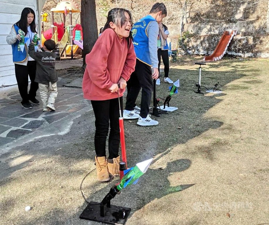 新北市政府教育局23日以新聞稿表示,市立三重高中前進新竹縣新光國小司馬庫斯實驗分班,舉辦生態科學冬令營,與小學員們一起做水火箭等科學實驗。(市府教育局提供)中央社記者黃旭昇新北傳真 109年1月23日