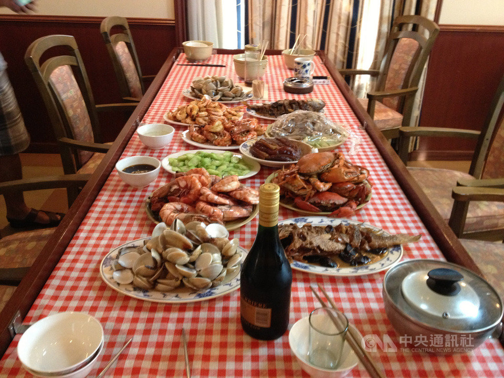 出海人在船上過年,船東會加發加菜金讓船員們吃上大蝦、螃蟹等澎湃海鮮料理。(慧洋KY提供)中央社記者潘羿菁傳真 109年1月24日