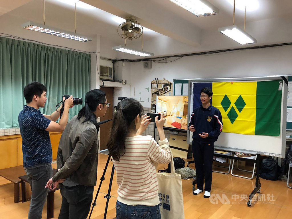 國合會新推出的「阿兜仔老師in教室」節目,由國合會獎學金受獎生走入高中校園交流,首集將於1/31晚間播出。(圖由國合會提供)中央社記者侯姿瑩傳真 109年1月24日