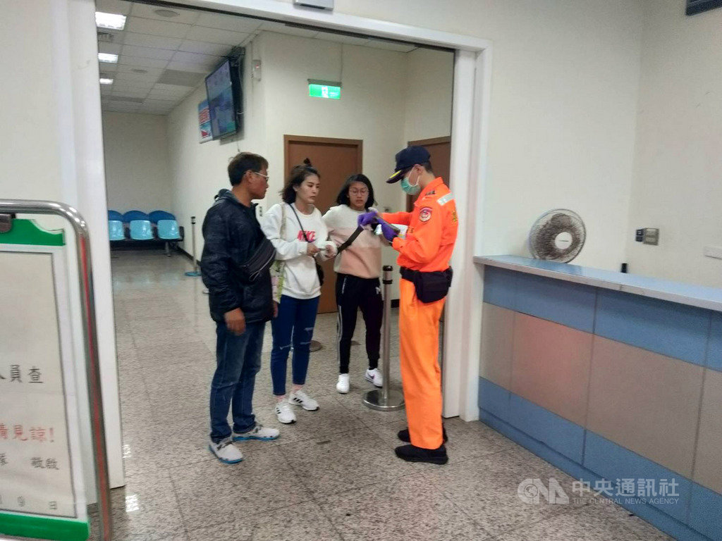 武漢肺炎疫情延燒,海巡署金馬澎分署第七岸巡隊啟動相關防疫作為,對往返大陸地區船員加強檢疫,並測量體溫,以防疫情,確保國人健康。(第七岸巡隊提供)中央社 109年1月24日