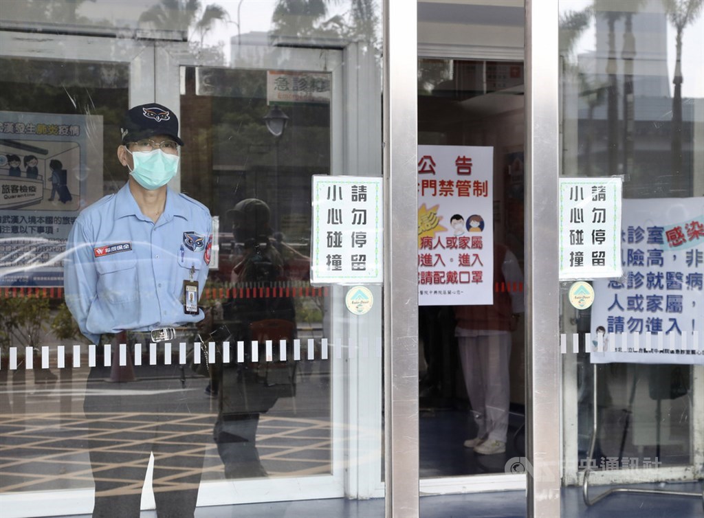 因應武漢肺炎,中央流行疫情指揮中心升到二級。台北市立聯合醫院在門口張貼相關告示,呼籲民眾配戴口罩,宣導相關防疫措施。中央社記者張皓安攝 109年1月24日